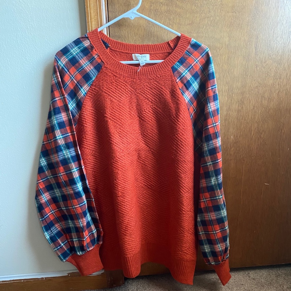 Sweater with patterned sleeves